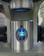 Une cellule diamant. On observe les deux diamants taillés en pointe comprimant le joint, au centre duquel se trouve l'échantillon. La couleur bleutée des diamants est due au laser bleu focalisé sur l'échantillon.